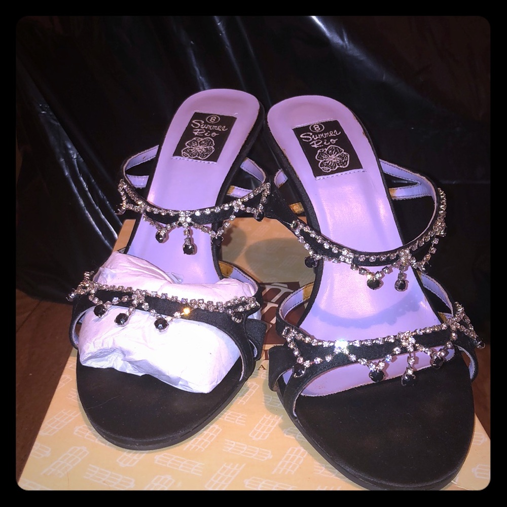 5/$20 🎉Black shoes with jewelry accents